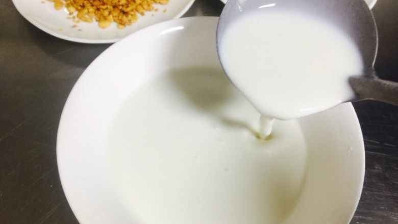 苏子叶糯米糍,10分钟后牛奶糊非常顺滑 里面没有颗粒