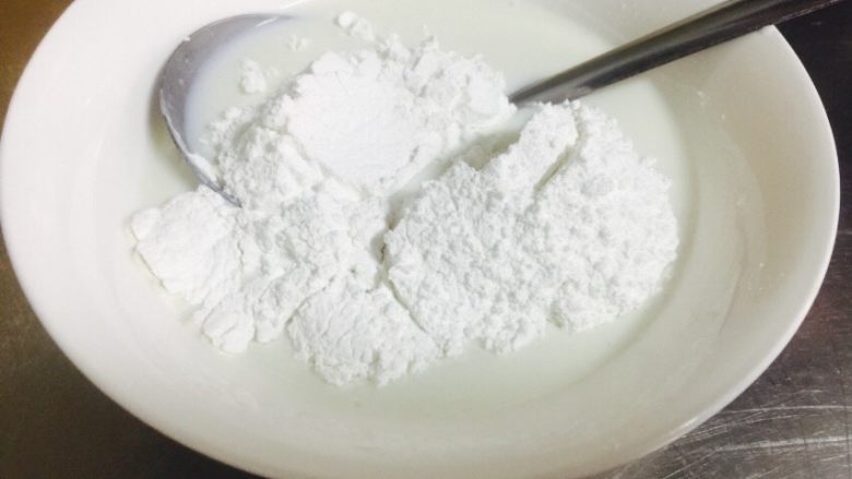 苏子叶糯米糍,100克的牛奶于100克的糯米粉  混合均匀放置10分钟备用