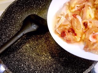 香菇鸡煲,锅中放入少许色拉油，倒入鸡腿肉翻炒
