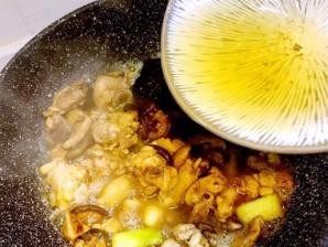香菇鸡煲,将泡香菇的水倒入锅中