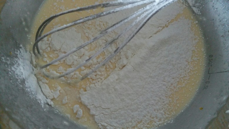 黄桃蛋挞,加入过筛的低粉