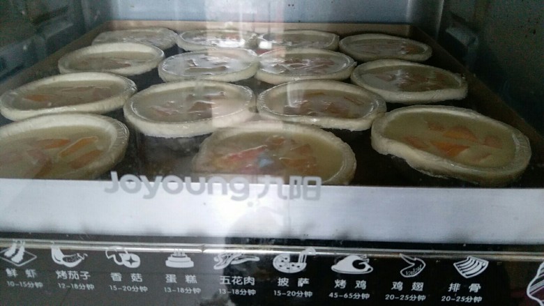 黄桃蛋挞,烤箱提前200度预热，先放下层烤15分钟