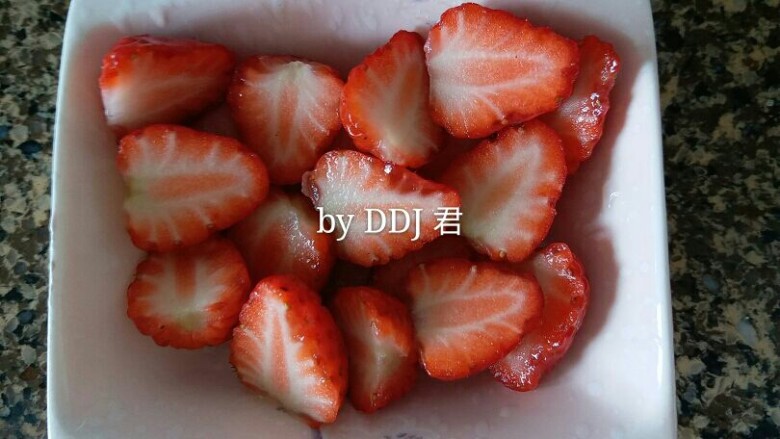 榴莲草莓披萨,<a style='color:red;display:inline-block;' href='/shicai/ 592'>草莓</a>对半切开