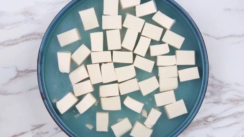 南瓜金汤泡嫩豆腐,豆腐切成小块的方块，开水浸泡水中备用（水能隔离空气）