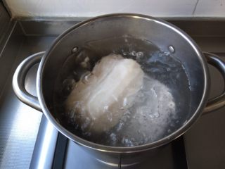 凉拌藕片,放入清水中煮大约20分钟。