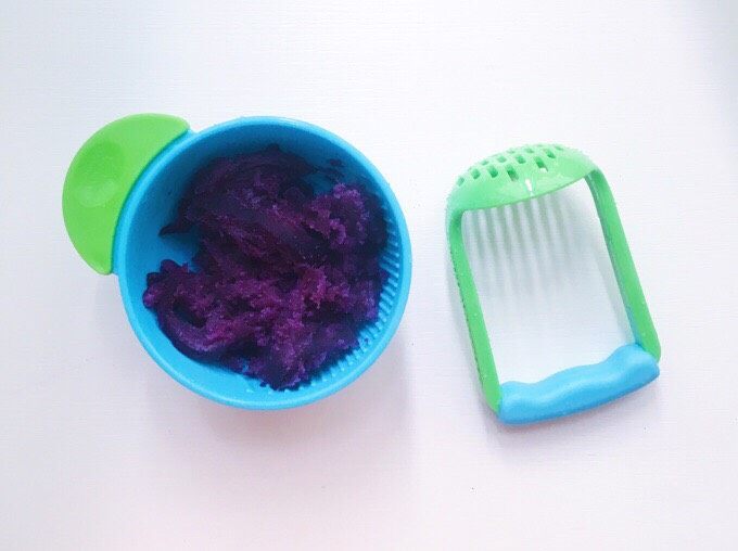 双米紫薯糕,紫薯放入研磨碗研磨成泥状