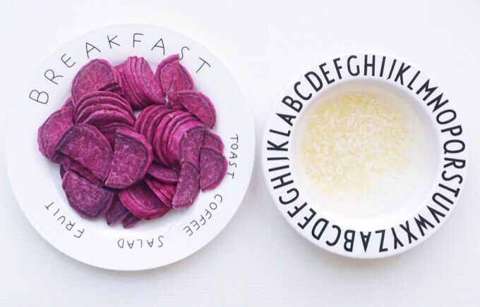双米紫薯糕,食材处理： 紫薯去皮切块（节省蒸的时间）大米/小米提前浸泡半个小时
