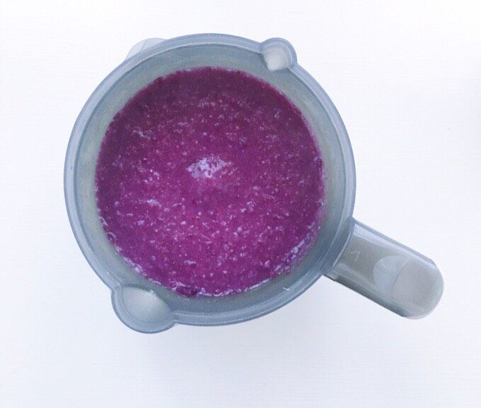双米紫薯糕,磨好的紫薯泥和双米粥放入辅食机搅拌成细腻的米糊
