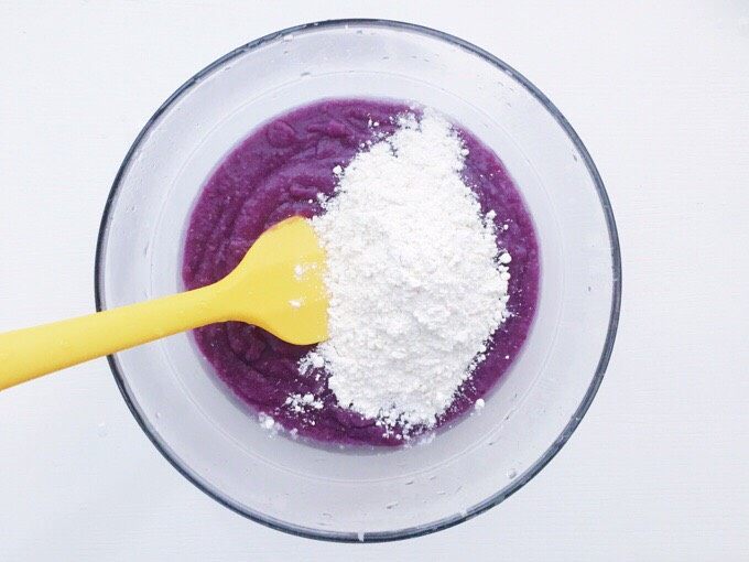 双米紫薯糕,取一个大碗依次倒入紫薯米糊 面粉