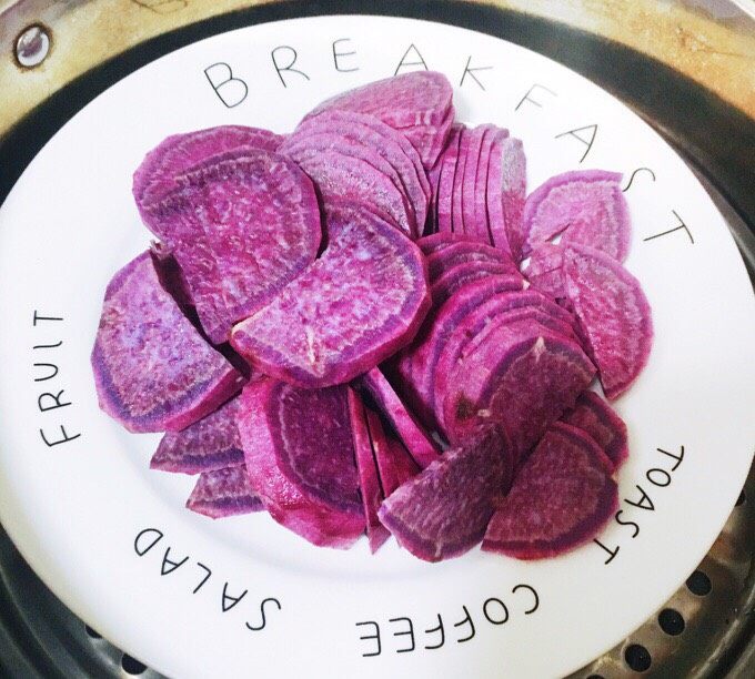 双米紫薯糕,切好的紫薯片上锅蒸熟