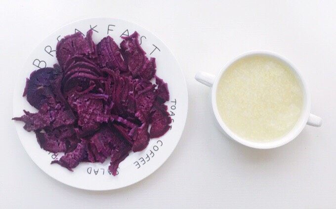 双米紫薯糕,蒸熟的紫薯和已经熬好的双米粥
