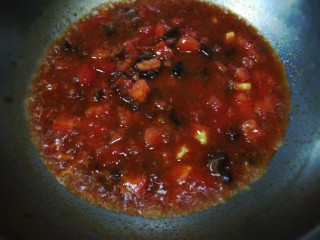 番茄肉酱意面,加适量清水。