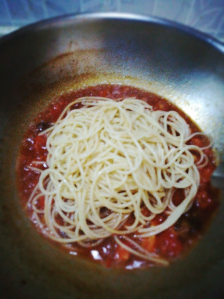 番茄肉酱意面,加意面拌炒，焖煮1分钟。