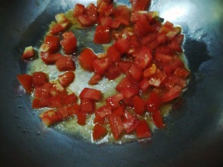 番茄肉酱意面,起油锅，加入番茄丁。