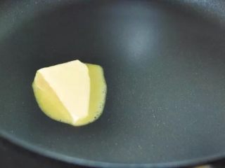 紫薯香蕉吐司卷,平底锅烧热放入黄油