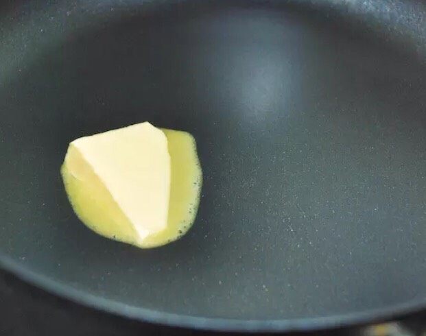 紫薯香蕉吐司卷,平底锅烧热放入黄油