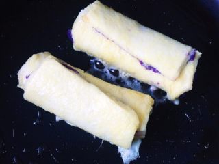 紫薯香蕉吐司卷,黄油软化加放入吐司卷 小火慢慢煎至表面金黄即可