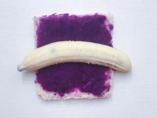 紫薯香蕉吐司卷,
将紫薯泥均匀抹在土司片上 香蕉放在中间轻轻卷起