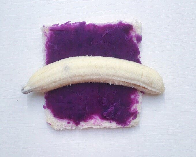 紫薯香蕉吐司卷,
将紫薯泥均匀抹在土司片上 香蕉放在中间轻轻卷起