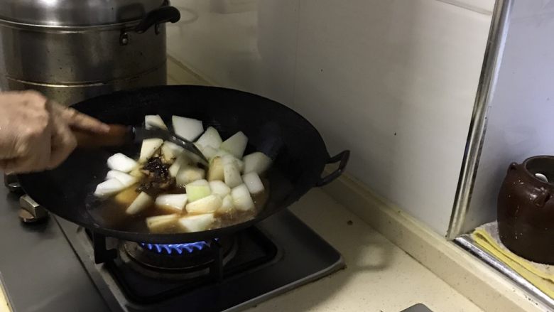 烧冬瓜,倒入排骨汤料和水