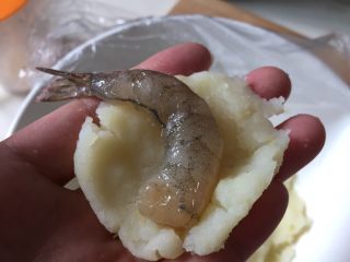 黄金虾球,取出适量土豆泥捏成圆片。