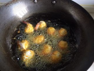黄金虾球,锅里倒进植物油，油温100度左右入虾球。