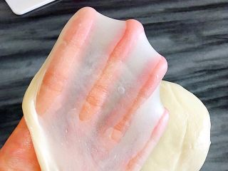 中式三角叉烧酥,油皮揉出膜，只有出了膜才不容易破皮、混酥。