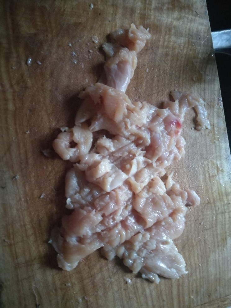 香煎鸡胸,肉泡好控水用刀把鸡胸片成2厘米的片，用刀背轻砸鸡肉使肉的筋断开，砸好后放碗里加准备好的调料腌制15分钟，最后放淀粉使肉片均匀的沾上淀粉，忘照腌制的图