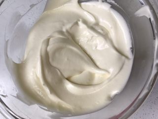 #不一样的泡芙#芒果奶冻泡芙卷,将三分之一蛋白霜加入到蛋黄面糊中，翻拌均匀，再倒入蛋白霜盆中，翻拌均匀。预热烤箱175度上下火。