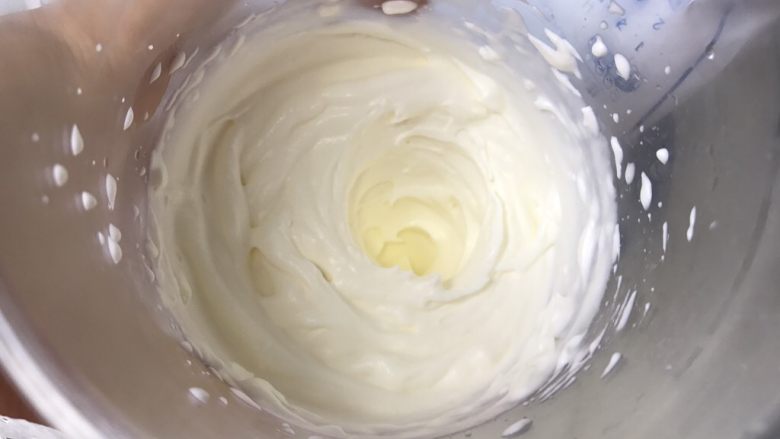 #不一样的泡芙#芒果奶冻泡芙卷,淡奶油加入细砂糖，坐冰水打发。
