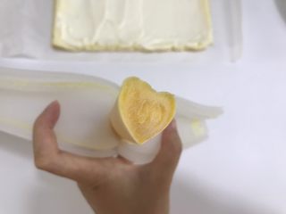#不一样的泡芙#芒果奶冻泡芙卷,取出奶冻，因为冰箱冷冻取出，形状保持很好！