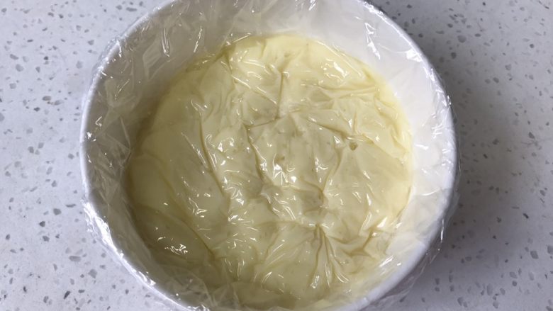 #不一样的泡芙#芒果奶冻泡芙卷,装入碗中，盖上保鲜膜，放入冰箱冷藏待用。