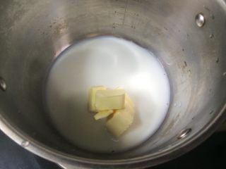 #不一样的泡芙#芒果奶冻泡芙卷,制作泡芙皮，牛奶和水，黄油，细砂糖和盐，放入锅中
