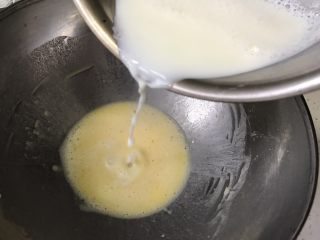 #不一样的泡芙#芒果奶冻泡芙卷,缓慢倒入蛋液面糊中。一边倒一边搅拌。