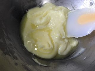 #不一样的泡芙#芒果奶冻泡芙卷,趁热加入黄油，拌匀