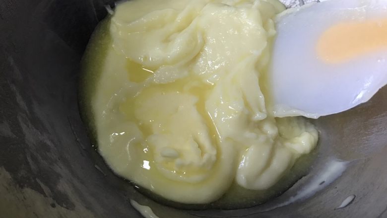 #不一样的泡芙#芒果奶冻泡芙卷,趁热加入黄油，拌匀