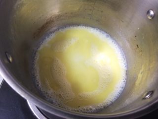#不一样的泡芙#芒果奶冻泡芙卷,中火加热至黄油融化