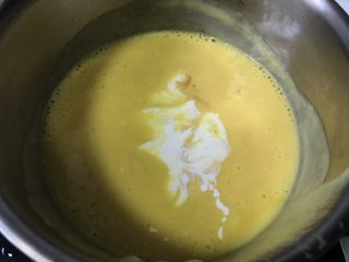#不一样的泡芙#芒果奶冻泡芙卷,拌匀后加入淡奶油。