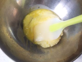 #不一样的泡芙#芒果奶冻泡芙卷,加入蛋液，分3-4次加入