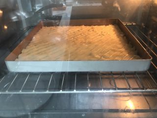 #不一样的泡芙#芒果奶冻泡芙卷,预热烤箱，180度上下火，泡芙皮入烤箱中层，180度上下火烘烤20-30分钟，根据自己家烤箱情况来，表面开始上色即可。