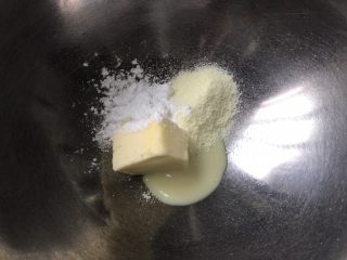 #不一样的泡芙#芒果奶冻泡芙卷,制作炼乳奶油霜。软化的黄油加入炼乳，奶粉，细砂糖。