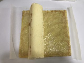 #不一样的泡芙#芒果奶冻泡芙卷,放入之前定型好的蛋糕卷，左边三分之一处。