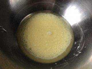 #不一样的泡芙#芒果奶冻泡芙卷,现在做蛋糕卷，常温牛奶中加入玉米油