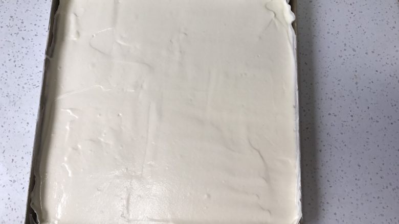 #不一样的泡芙#芒果奶冻泡芙卷,蛋糕面糊倒入烤盘中，震两下，去除气泡。烤盘垫油纸或者油布或者硅胶垫。