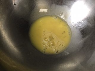 #不一样的泡芙#芒果奶冻泡芙卷,利用烘烤的时间制做克林姆馅料，鸡蛋液搅拌均匀。
