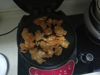 香煎鸡胸,电饼档热后放油把鸡肉放入加热盘煎至两面金黄