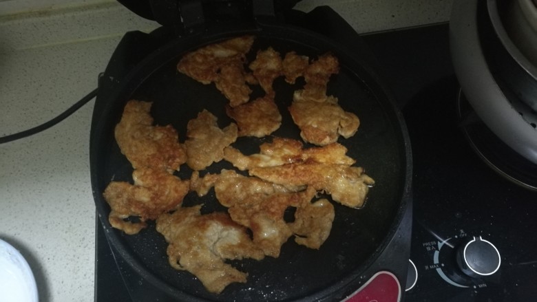 香煎鸡胸,电饼档热后放油把鸡肉放入加热盘煎至两面金黄