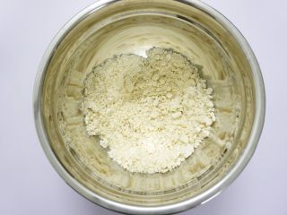养生红糖红枣司康饼（酵母版）,用擀面杖混合成粗沙粒状（如图）