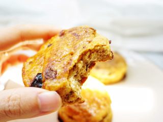 养生红糖红枣司康饼（酵母版）,烤箱180度预热，烤制15~20分钟，上色即可取出。