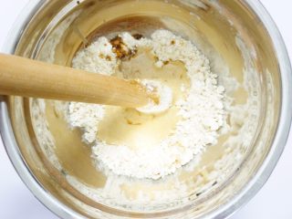 养生红糖红枣司康饼（酵母版）,把混合好的液体倒入面粉里。